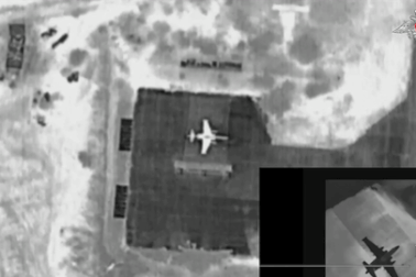 UAV Nga lao thẳng xuống mục tiêu, cường kích Su-25 Ukraine nổ như "cầu lửa"