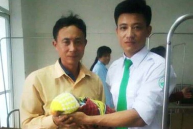 Tài xế taxi làm “bà đỡ” đẻ cho hành khách trên xe