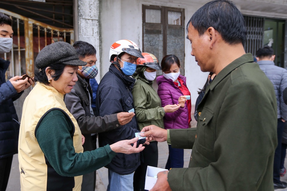 Hà Nội: Xếp hàng dài cả trăm mét đợi mua khẩu trang diệt khuẩn - 3 Hà Nội: Xếp hàng dài cả trăm mét đợi mua khẩu trang diệt khuẩn - 3