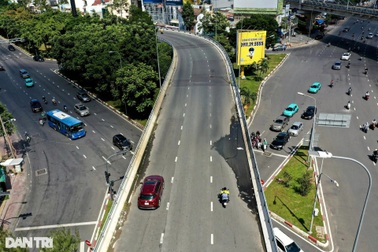 Khắc phục các vị trí lõm trên cầu Nguyễn Hữu Cảnh trong tháng 8