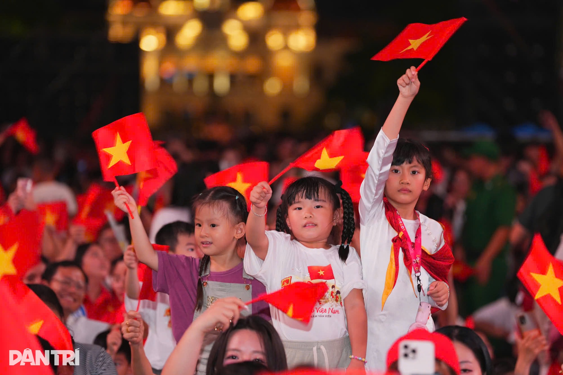 Ca sĩ Trọng Tấn, Hương Tràm đội mưa diễn trong đêm nhạc mừng 2/9 - 1 Ca sĩ Trọng Tấn, Hương Tràm đội mưa diễn trong đêm nhạc mừng 2/9 - 1