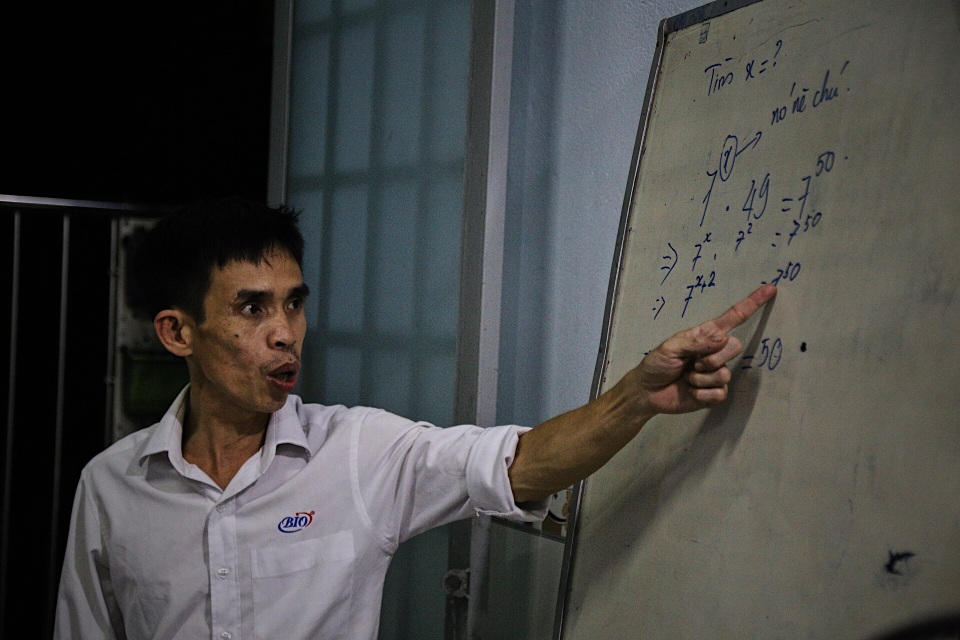 Thầy giáo công nhân 10 năm mở lớp học miễn phí cho trẻ em nghèo - 4 Thầy giáo công nhân 10 năm mở lớp học miễn phí cho trẻ em nghèo - 4