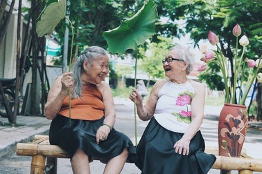 Nụ cười yêu đời của hai cụ bà bên hoa sen