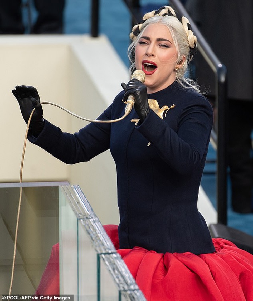 Lady Gaga tái xuất thanh lịch và khoe màu tóc mới - 3 Lady Gaga tái xuất thanh lịch và khoe màu tóc mới - 3