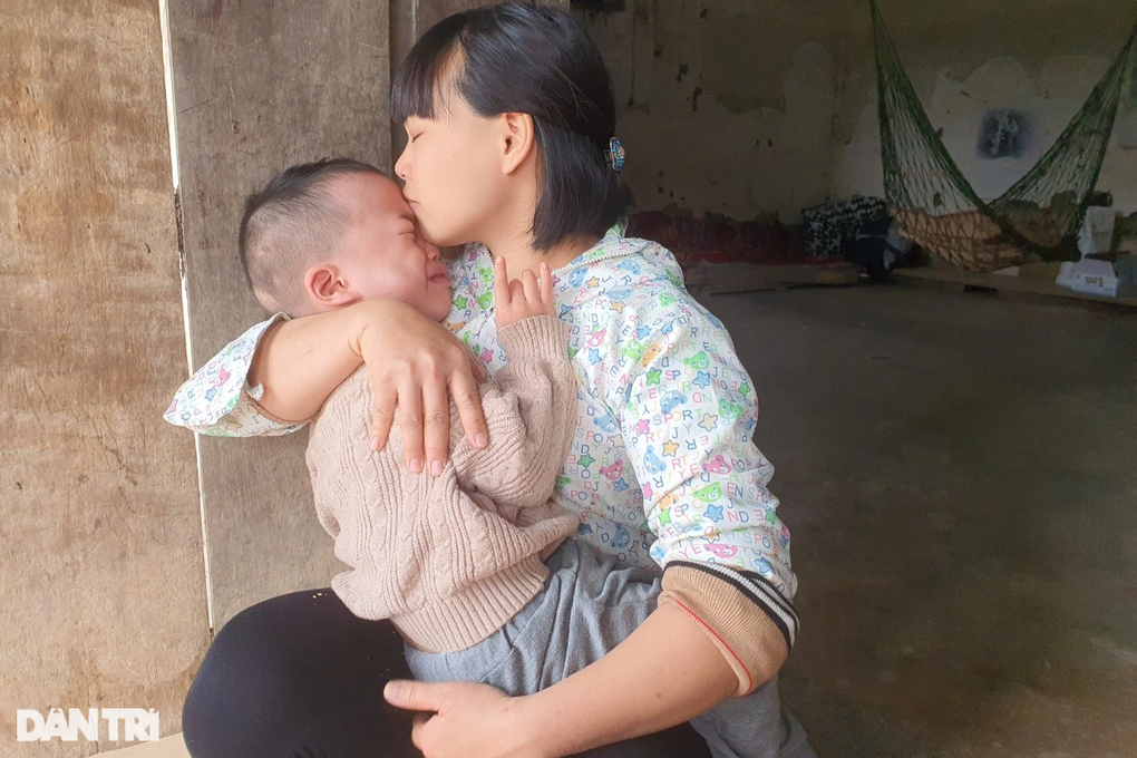 Bé trai sinh non mắc bại não, người mẹ chỉ biết ôm con ngồi khóc - 3 Bé trai sinh non mắc bại não, người mẹ chỉ biết ôm con ngồi khóc - 3