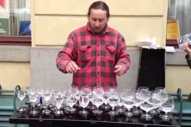 Màn trình diễn cực tài năng của nghệ sĩ đường phố với những cốc nước