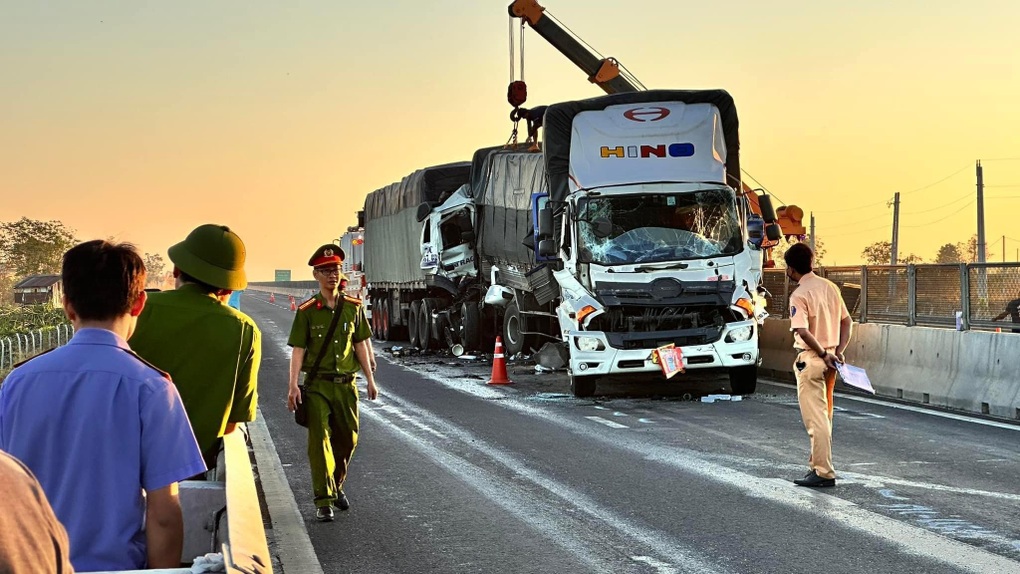 4 xe tông liên hoàn trên cao tốc Vĩnh Hảo - Phan Thiết, 2 người thương vong - 1