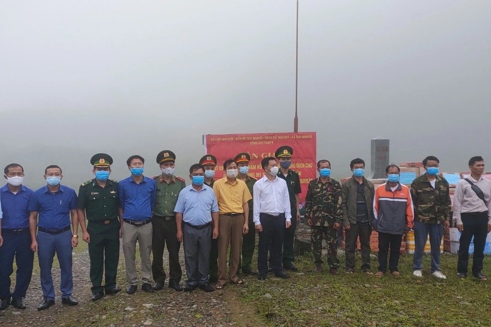 Ngoài việc nấu cơm, xã Tam Hợp còn tặng quà gồm: Gạo, mì tôm, muối, dầu ăn, cá khô, nước mắm, lạc… trị giá hơn 50 triệu đồng cho cụm bản Thoong My Xay, bản Chuồn, huyện Viêng Thoong, tỉnh Bolikhamxay, Lào để chống dịch Covid-19.jpeg Ngoài việc nấu cơm, xã Tam Hợp còn tặng quà gồm: Gạo, mì tôm, muối, dầu ăn, cá khô, nước mắm, lạc… trị giá hơn 50 triệu đồng cho cụm bản Thoong My Xay, bản Chuồn, huyện Viêng Thoong, tỉnh Bolikhamxay, Lào để chống dịch Covid-19.jpeg