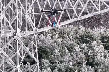 Robot và máy bay không người lái hợp lực để bảo trì đường dây điện