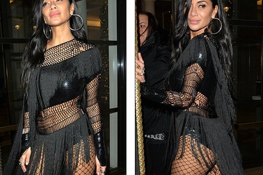 Nicole Scherzinger mặc hở bạo giữa trời đông giá