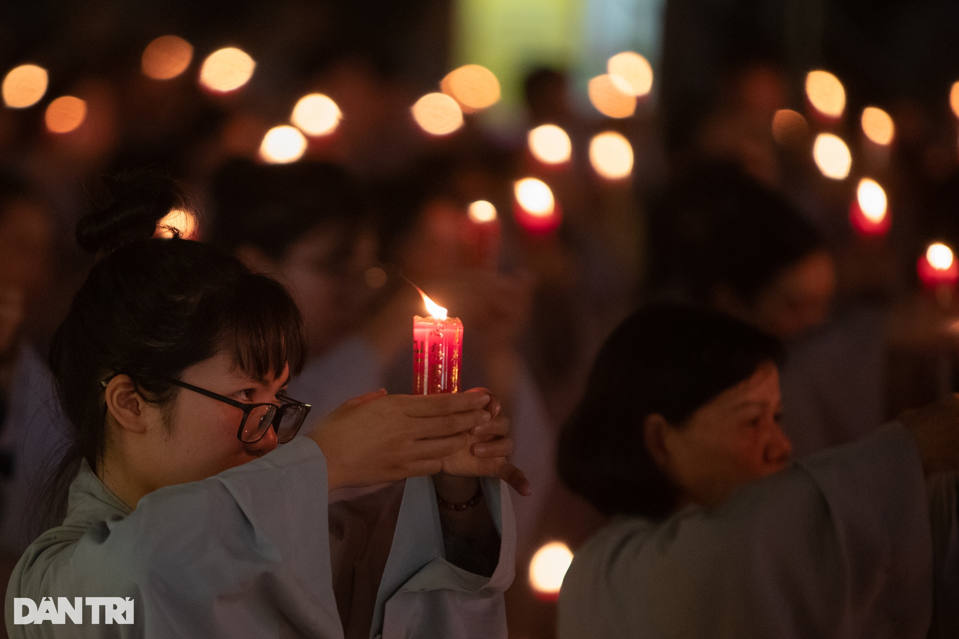 Hàng ngàn ngọn hoa đăng lung linh tại đại lễ kỷ niệm Đức Phật A Di Đà - 9 Hàng ngàn ngọn hoa đăng lung linh tại đại lễ kỷ niệm Đức Phật A Di Đà - 9