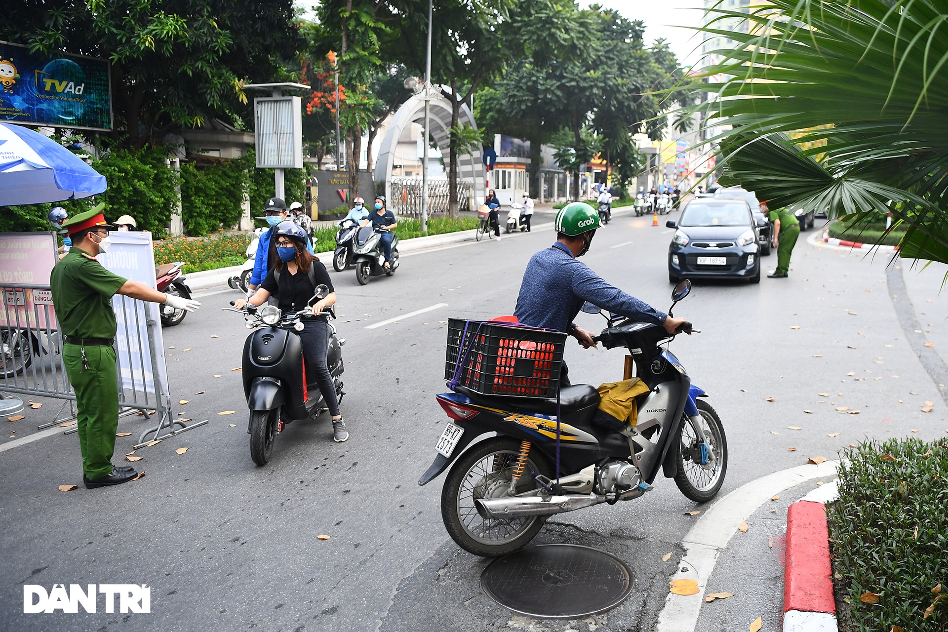 Tài xế ngao ngán quay đầu xe, không thể qua chốt kiểm soát dịch ở Hà Nội - 14 Tài xế ngao ngán quay đầu xe, không thể qua chốt kiểm soát dịch ở Hà Nội - 14