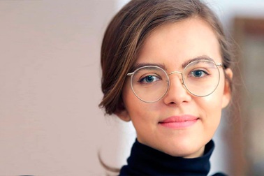 Nữ thứ trưởng Ukraine từng lộ ảnh “nóng” đấu giá hẹn hò quyên tiền từ thiện