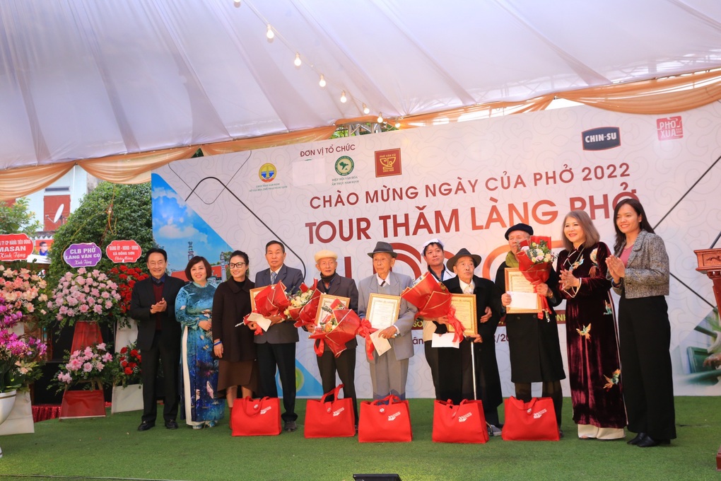 Tương ớt phở Chin-su cùng tôn vinh các bô lão làng phở cổ Vân Cù - 2 Tương ớt phở Chin-su cùng tôn vinh các bô lão làng phở cổ Vân Cù - 2