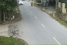 Chạy bám sát đuôi ô tô, xe máy bị đè nát trong một tình huống đáng sợ