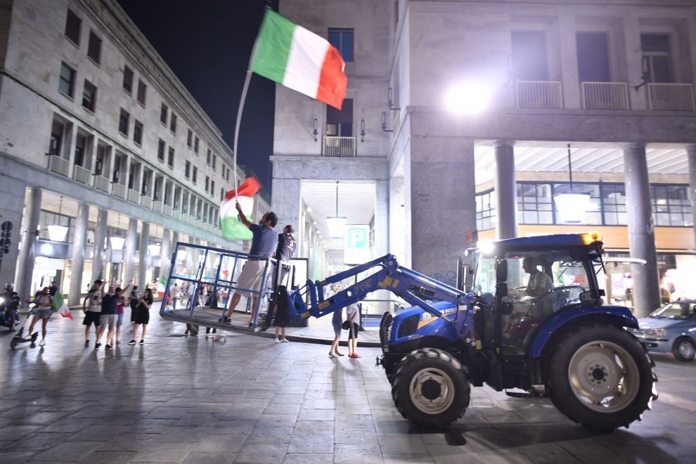 Cổ động viên Italia đi bão ăn mừng đội nhà vô địch Euro - 13 Cổ động viên Italia đi bão ăn mừng đội nhà vô địch Euro - 13