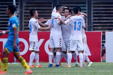 Thắng nhẹ Khánh Hòa, Hà Nội T&T lên ngôi đầu V-League