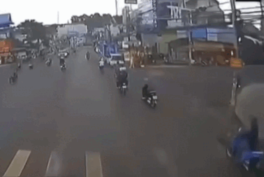 Người phụ nữ rẽ trái trước mũi xe đầu kéo, bị cuốn vào gầm tử vong