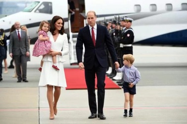 Hoàng tử, Công chúa "nhí" nước Anh đáng yêu khi công du cùng cha mẹ