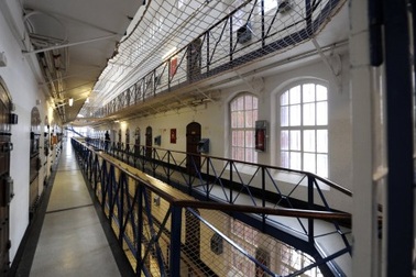 Thanh niên si tình đột nhập nhà giam cầu xin bạn gái “yêu lại từ đầu”