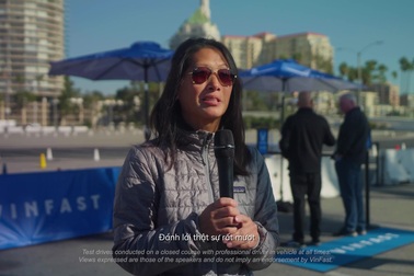 Khách hàng Mỹ trải nghiệm khả năng vận hành của xe VF 8