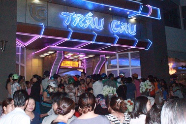 Cô dâu ngoài 60 tuổi lấy chồng trẻ, cả xóm xôn xao