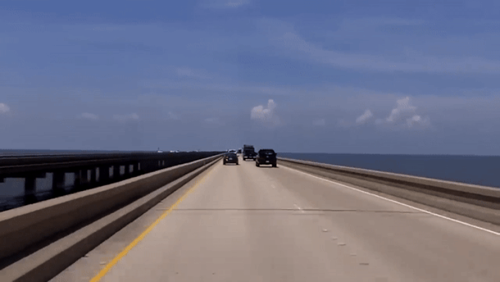 Tài xế sợ cứng người đi trên cầu dài nhất thế giới ở mặt nước dài 38,35km - 1 Tài xế sợ cứng người đi trên cầu dài nhất thế giới ở mặt nước dài 38,35km - 1