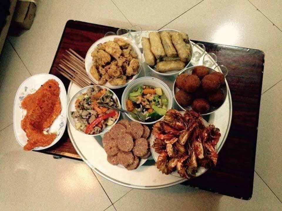 Ngày nấu 40 mâm cỗ cúng ông Công ông Táo, còng lưng không hết việc - 1 Ngày nấu 40 mâm cỗ cúng ông Công ông Táo, còng lưng không hết việc - 1