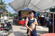 Hàng trăm người lao xuống ao bắt cá sau hiệu lệnh