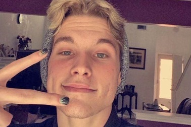 Mỹ: Nam sinh bị đình chỉ học vì sơn móng tay tới trường