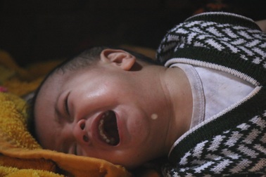 Bà đứt ruột cho cháu trai uống thuốc ngủ mỗi đêm để thoát cảnh "trời đày"