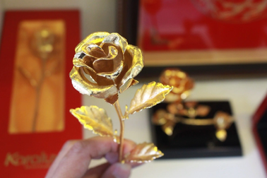 Hoa hồng mạ vàng, quà tặng 8/3 từng gây sốt có hết thời?