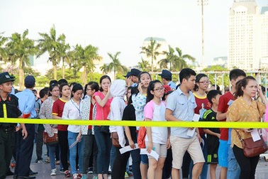 Đội nắng gần 40 độ, bạn trẻ hồ hởi xếp hàng đón Nick Vujicic
