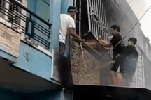 Phá hàng rào sắt, cứu 3 người mắc kẹt trong đám cháy ở TPHCM