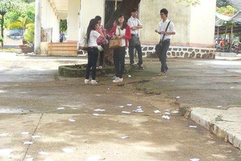 Thí sinh vô tư mang “phao” thi