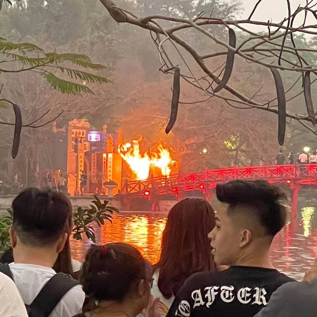 Cháy bốt thu vé gần cầu Thê Húc ở Hà Nội - 1 Cháy bốt thu vé gần cầu Thê Húc ở Hà Nội - 1