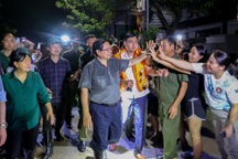 Thủ tướng kiểm tra vùng ngập lụt ngoại thành Hà Nội trong đêm