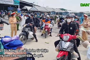 CSGT Đà Nẵng tặng xe, hỗ trợ tiền người dân từ miền Nam về quê