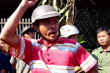 Vì sao người nông dân phải chen nhau đi siết nợ?