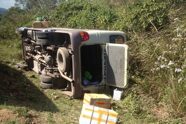 Tránh xe container, xe khách chở 17 người lật xuống mương