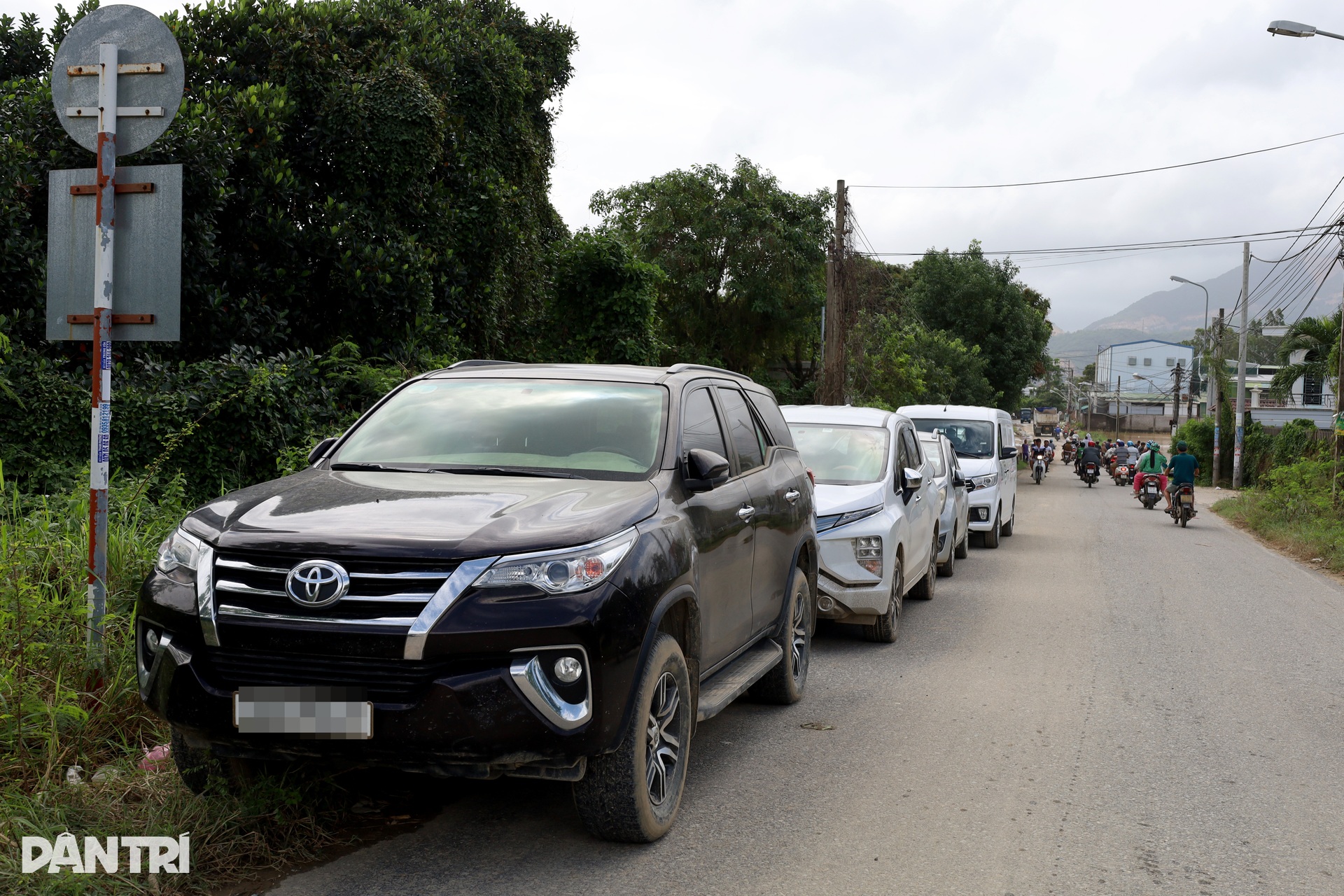 Hàng trăm ô tô lại nối đuôi nhau lên cầu tránh lũ, người đi đường bất ngờ - 9 Hàng trăm ô tô lại nối đuôi nhau lên cầu tránh lũ, người đi đường bất ngờ - 9