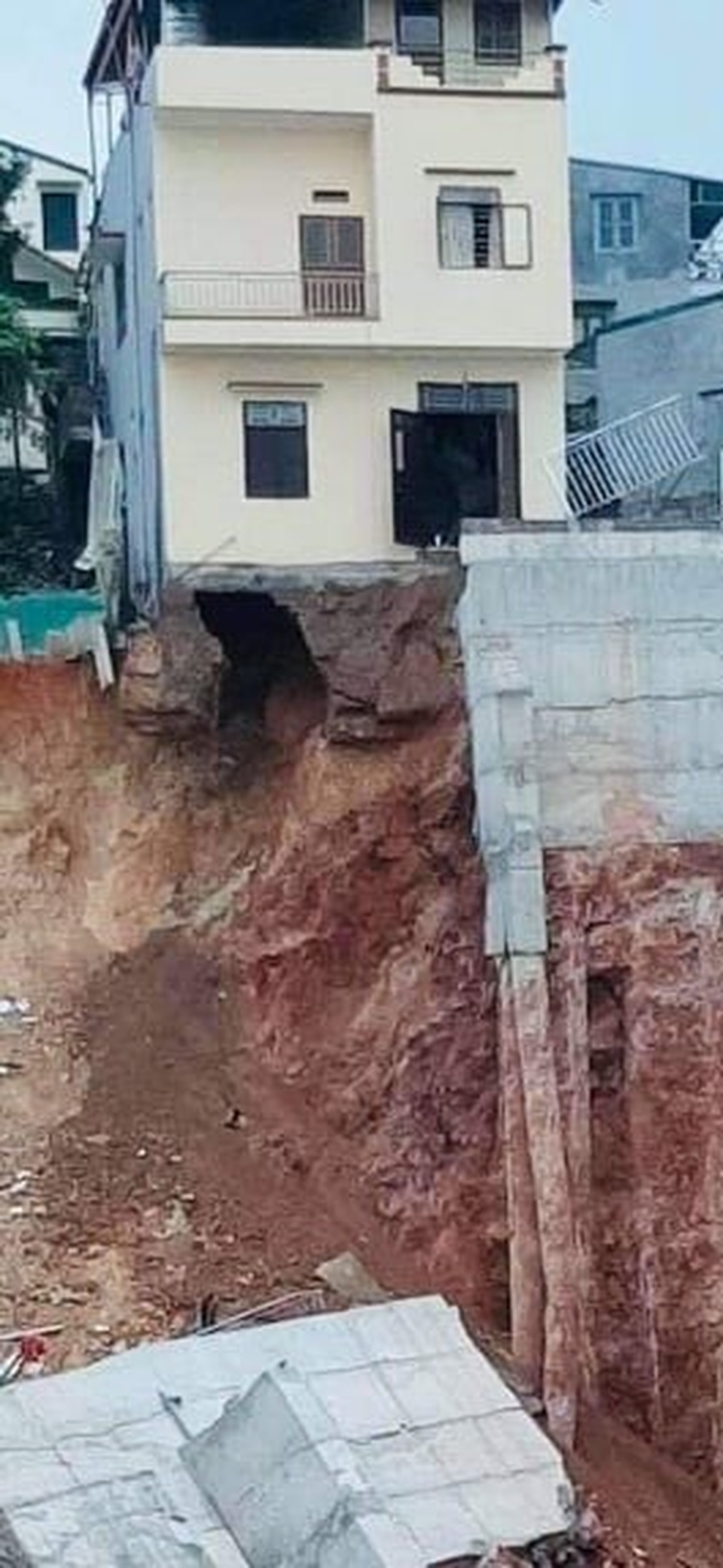 Bờ kè hơn 10m sạt lở, 16 hộ dân phải di dời khẩn cấp - 2 Bờ kè hơn 10m sạt lở, 16 hộ dân phải di dời khẩn cấp - 2