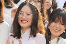 Nụ cười "răng khểnh tỏa nắng" của nữ sinh 10X trường Ams ngày khai giảng