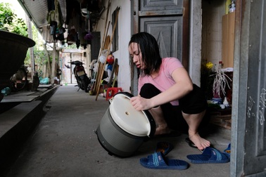 Chủ nhà chưa nhận lương mới, người giúp việc đã đòi thêm thu nhập