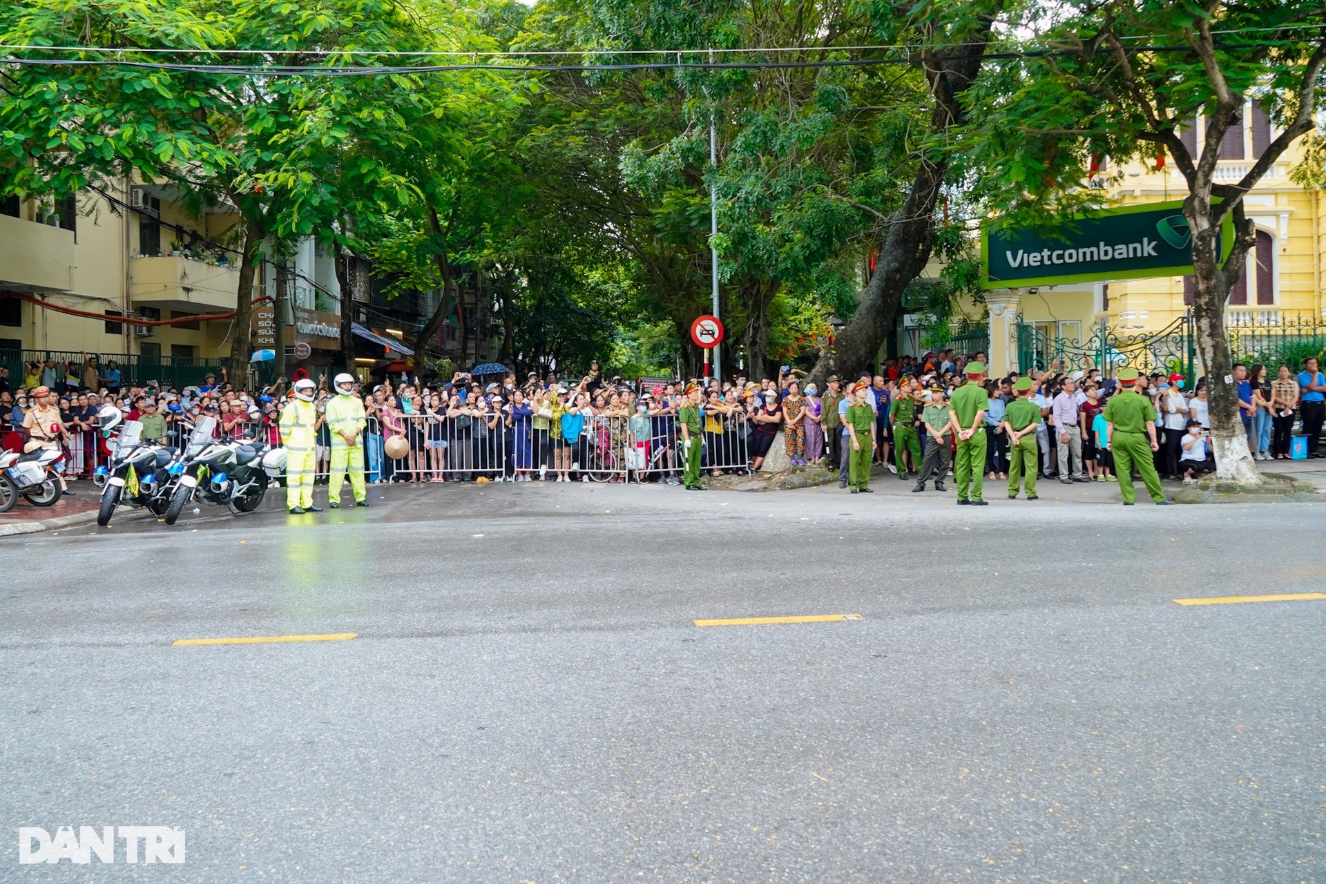 Linh xa đưa Phó Thủ tướng Lê Văn Thành về nơi an nghỉ cuối cùng - 12 Linh xa đưa Phó Thủ tướng Lê Văn Thành về nơi an nghỉ cuối cùng - 12