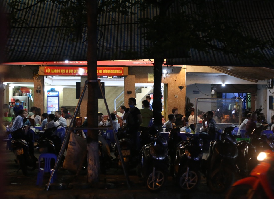 Bất chấp “lệnh cấm”, nhiều quán nhậu Hà Nội vẫn tấp nập đón khách - 3 Bất chấp “lệnh cấm”, nhiều quán nhậu Hà Nội vẫn tấp nập đón khách - 3