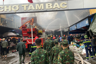 Hàng trăm người tham gia dập tắt vụ cháy tại chợ Tam Bạc