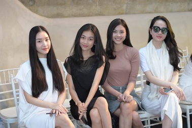 Dàn Hoa hậu gây náo loạn khi đổ bộ Buôn Ma Thuột với khuôn mặt mộc