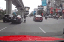 Ô tô gây bức xúc vì "quật" ngã người đi xe máy rồi bỏ chạy