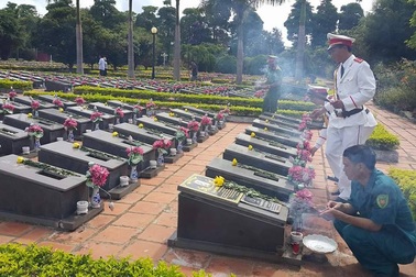 An táng 29 liệt sĩ quân tình nguyện Việt Nam hy sinh tại Campuchia